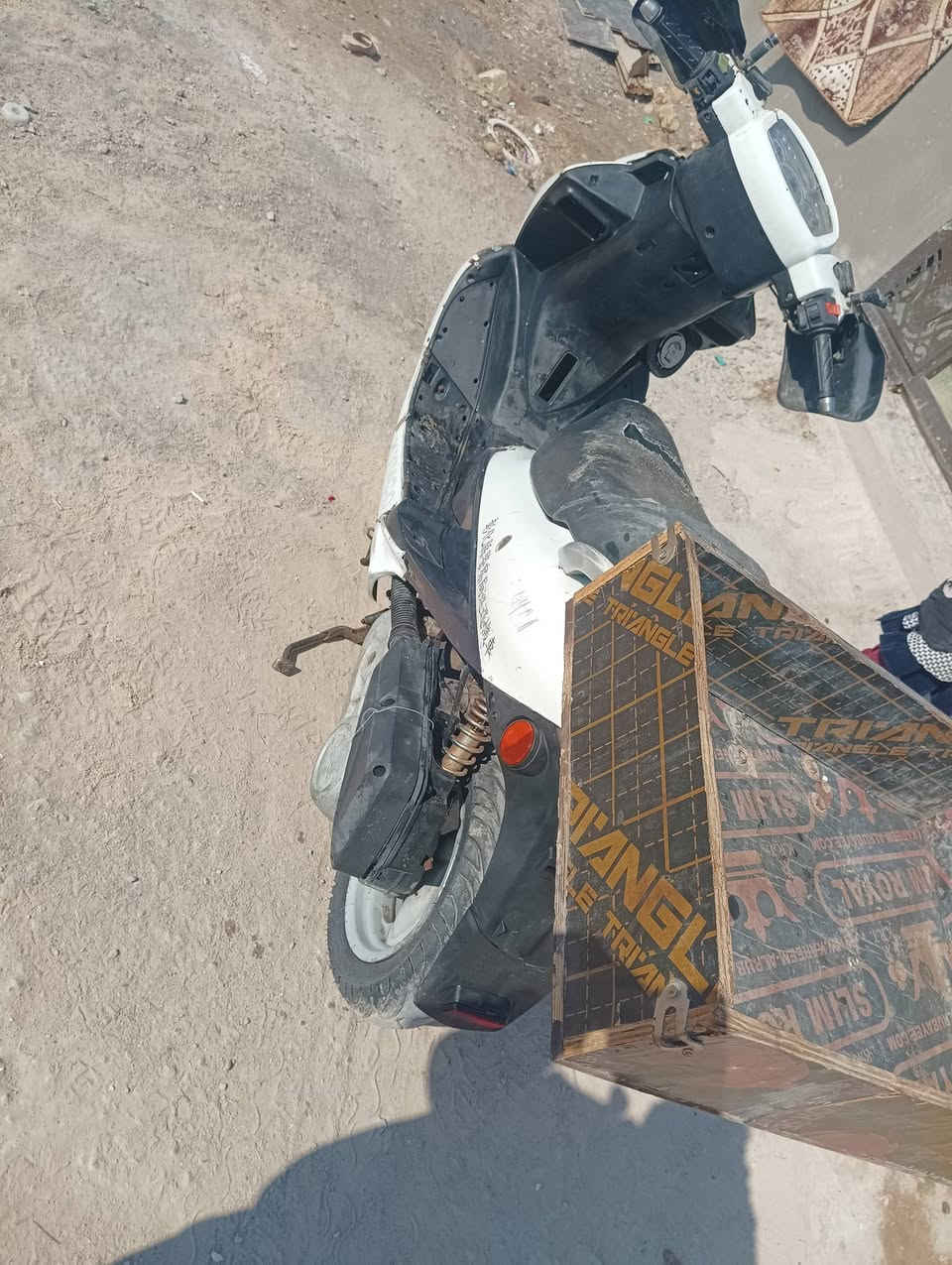 السلام عليكم
دراجه كامكو بوليسي للبيع 
كامله من كلشي تشتغل نكره توني مجفته 
تايرات جديد كهربائيات كامله كله شغاله 
لايت عالي وناصين ابيض واصفر 
بابل الدبله 
السعر 300
***********
