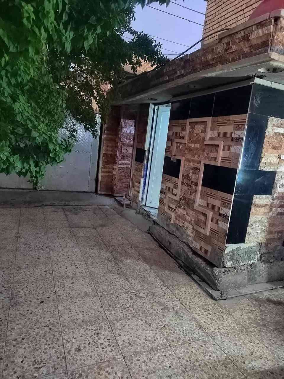 سلام عليكم المساحه ٥٠٠ متر طابو زراعي سند ٢٥ 
ملاحضه مساحته البناء(٣٥٠) متر ولباقي كراج وحديقه ١٥٠ متر البيت واجهه ١٢ ونص نزال ٤١ رقم الهاتف *********** رصيد وبي وتساب 
البيت يحتوي على استقبال و ٦ غرف نوم و٣ صالات مطابخ عدد ٢ حمامات عدد ٦ وكراج جبير وحديقه وصطح عدد2 المكان حي سفير ثاني فرع قرب كراج شماعيه
