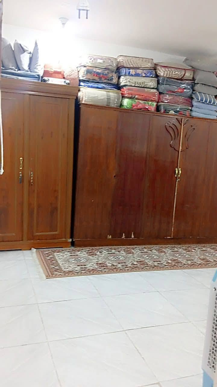 السلام عليكم بيت ١٦٠ متر مربع صاله جبيره ٢ غرفه حمام تواليتة صطح جبير البيت جديد وحلو السعر ١٧٥ تريد تنطي ٦ أشهر واذا ما عندك ٢ شهر  الي يحب يراسلني ع واساب وهذا رقمي *********** مكلف بالنشر ابو خظير عباس التفاصيل كامله اصل وخادم،، المكان حي العصري الديوانيه ***********
