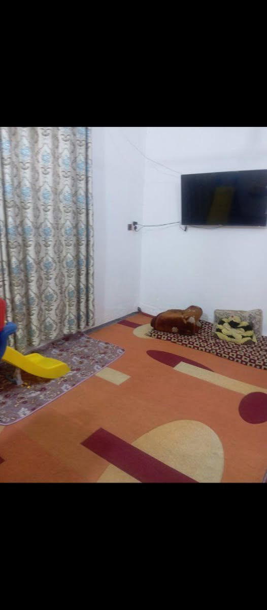 سلام عليكم مكلف بالنشر / 
بيت مساحه 110متر  مكون من طابقين 4 غرف نوم وكلدور ومطبخ واستقبال وصحيات خاجيه وداخليه شرقي وغربي  البناء بلوك صب كونكريت مسلح فوك وجوة  كهربائيات  درجه اولى  بيت متعوب عليه المكان كريطعه فرع ابو ياسر الخباز  تبليط مسافه عن شارع العام يم بيت مكي ابو احمد سند 25 
رقم صاحب الدار  مراسله واتساب او اتصال 
  ‏‪0770 758 7928‬‏ 
السعر  65 وبي مجال بسيط حلة, بابل
