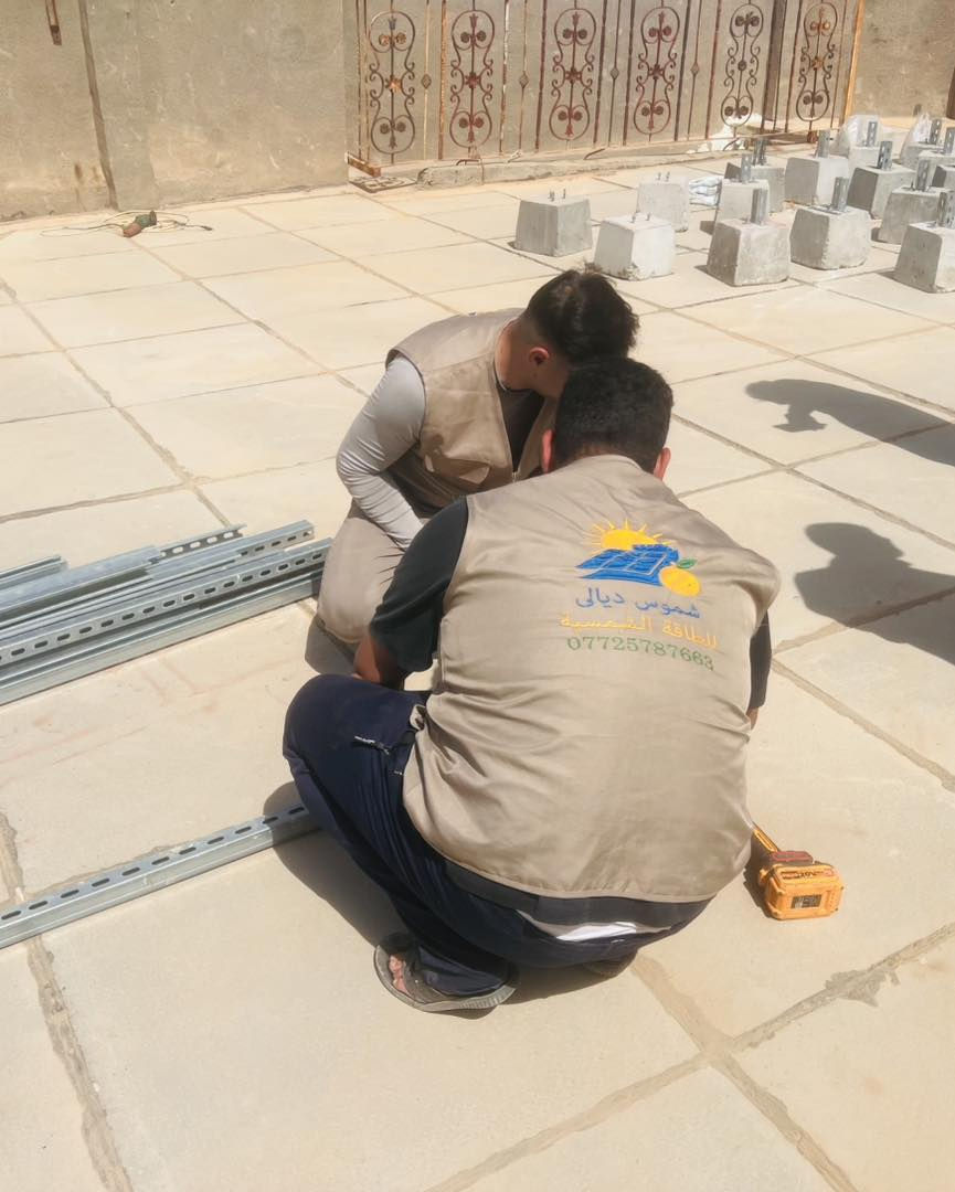 🌞⚡ بفضل الله تم تنصيب منظومة طاقة شمسية متكاملة في منطقة الحويش ⚡🌞

✅ منظومة توفر 20 أمبير نهاري  
🌙 + 15 أمبير تشغيل ليلي لمدة 3 ساعات  
باستخدام مكونات أصلية من براندات عالمية لضمان أفضل أداء واعتمادية.

🔹 مكونات المنظومة:

🔋 انفيرتر Deye Off-Grid  
قدرة 6 كيلوواط — عدد 1  
✅ ضمان 5 سنوات (استبدال أو صيانة)

🔋 بطارية ليثيوم سعة 16 كيلوواط  
عدد 1  
✅ ضمان 7 سنوات صيانة

☀️ ألواح شمسية 620 واط  
براند عالمي — عدد 9 ألواح  
✅ ضمان 12 سنة

🏗️ هيكل حديد مغلون بسماكة 1.7 ملم  
مع صبات كونكريتية قوية وثابتة

⚡ كيبلات وبوردات AC/DC  
مع جهاز تحويل بارد منفصل

✅ تركيب احترافي  
✅ أداء ثابت وكفاءة عالية  
✅ راحة مستمرة بعيداً عن انقطاع الكهرباء والمولدات

🏢 مكتب شموس ديالى للطاقة الشمسية

📞 للحجز والاستفسار:
077257876


**إذا كنت صاحب هذا الإعلان وتريد حذفه لأي سبب، رجاءا أرسل رسالة إلى الدعم الفني**