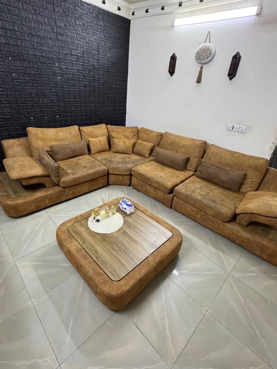 تخم ديوان كامل10مقاعد + كوشات+الطبله الوسطيه ونضافه90‎%‎ وبعده جديد مابي اي ضرر السعر700 الف وبي مجال بسيط العنوان الغزاليه شارع المشجر
***********
