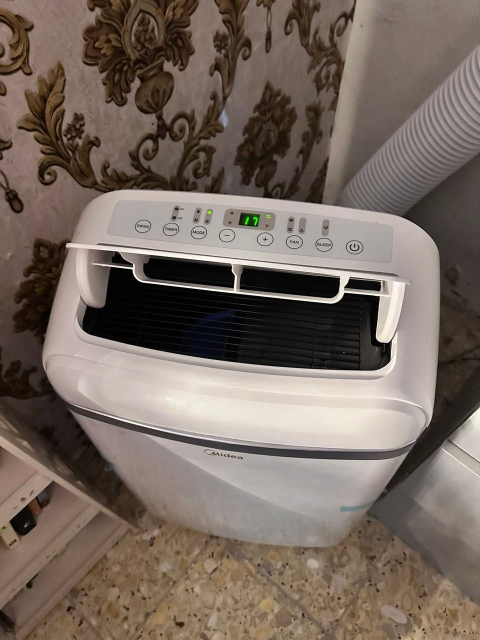 السلام عليكم..
متوفر سبلت عمودي متنقل ماركة ميديا (Midea) الأصلي، الجهاز شبه جديد تماماً واستعماله خفيف جداً (شعر واحد فقط) وبحالة الوكالة ونظيف جداً مثل ما موضح بالصور.

الملحقات كاملة مع الجهاز:

الخرطوم (البوري المرن) الخاص بتصريف الهواء.

الريموت كنترول الأصلي للتحكم عن بُعد.

المميزات:

تبريد قوي وممتاز وسهل التنقل بين الغرف.

لوحة تحكم لمس رقمية (التحكم بالدرجات، التايمر، والمود).

السعر: 150 ألف دينار عراقي (قابل للتفاوض البسيط)

المكان: بغداد / الصليخ


**إذا كنت صاحب هذا الإعلان وتريد حذفه لأي سبب، رجاءا أرسل رسالة إلى الدعم الفني**