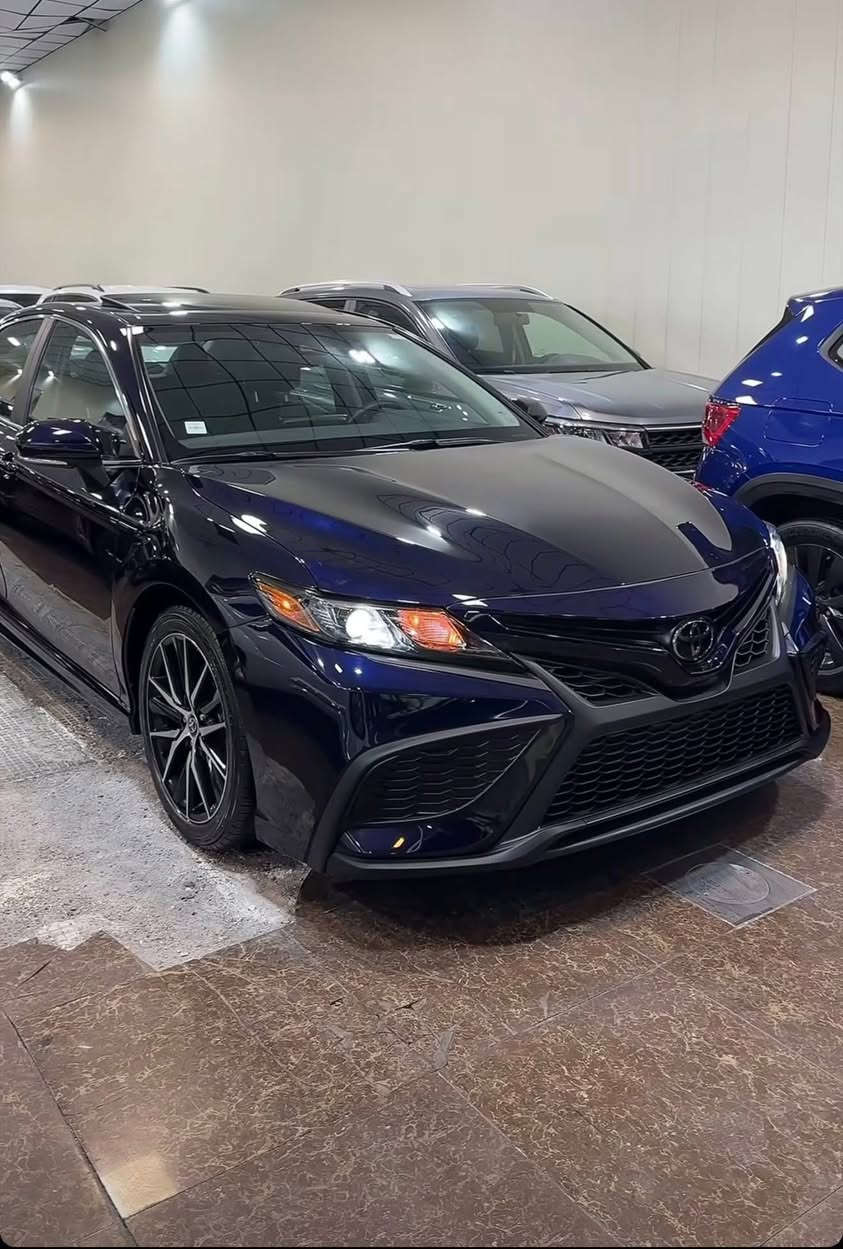 Toyota CAMRY 2022 SE
‎

‏‎حجم المحرك 4 سلندر (2.5L). ‎

فتحه

‏‎رادار أمامي(تحديد مسار)

‏‎رادار جانبي (نقاط عمياء)

‏‎رادار خلفي(التحذير من الاصطدام)

‏‎تحكم وضعيات القيادة Drive Modes 

‏‎اوتو هولد(Auto Hold)

‏‎تحكم وضعيات القيادة ECO,NORMAL,SPORT

‏‎مانع انزلاق+ABS

‏‎منافذ AUX+USB

‏‎حساسات خلفية+كاميرا

‏‎صندوق كهرباء

‏ ‎ كشنات جلد
ماشيه 35 الف 
                                                                كشنات كهرباء

                                                          تحكمات استيرن      

‏‎وبقية المواصفات المعروفة se

📍ضرر جاملغ امامي وربع بنيد  وجنطه خلفيه بدون دواخل بدون شاصي 

بدون ايرباك 

***********
***********
السعر 185
