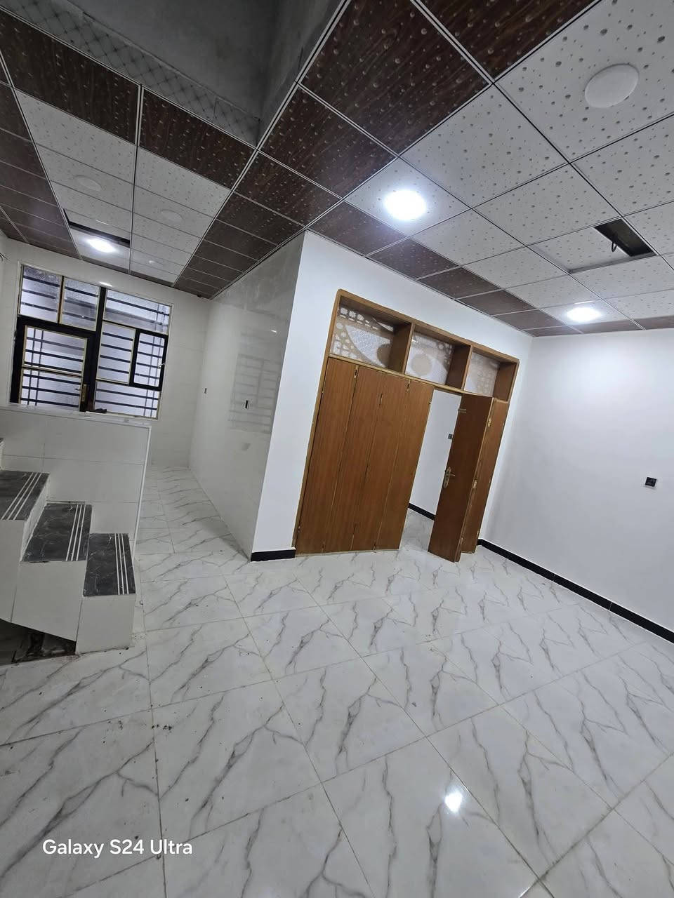 بيت لبيع بشارع المطار الجديد بشارع الشفلات المساحه ١١٠متر كونكريت مسلح البناء طابوك البيت جديد يحتوي على غرفه وصاله ومطبخ وستقبال ومكشوفه وصحيات وطارمه السعر ٣٨ وبي مجال قليل البيت مرتب للستفسار ***********مكتب بركات ام البنين قرب اسواق فدك مقابيل شارع السبيس
