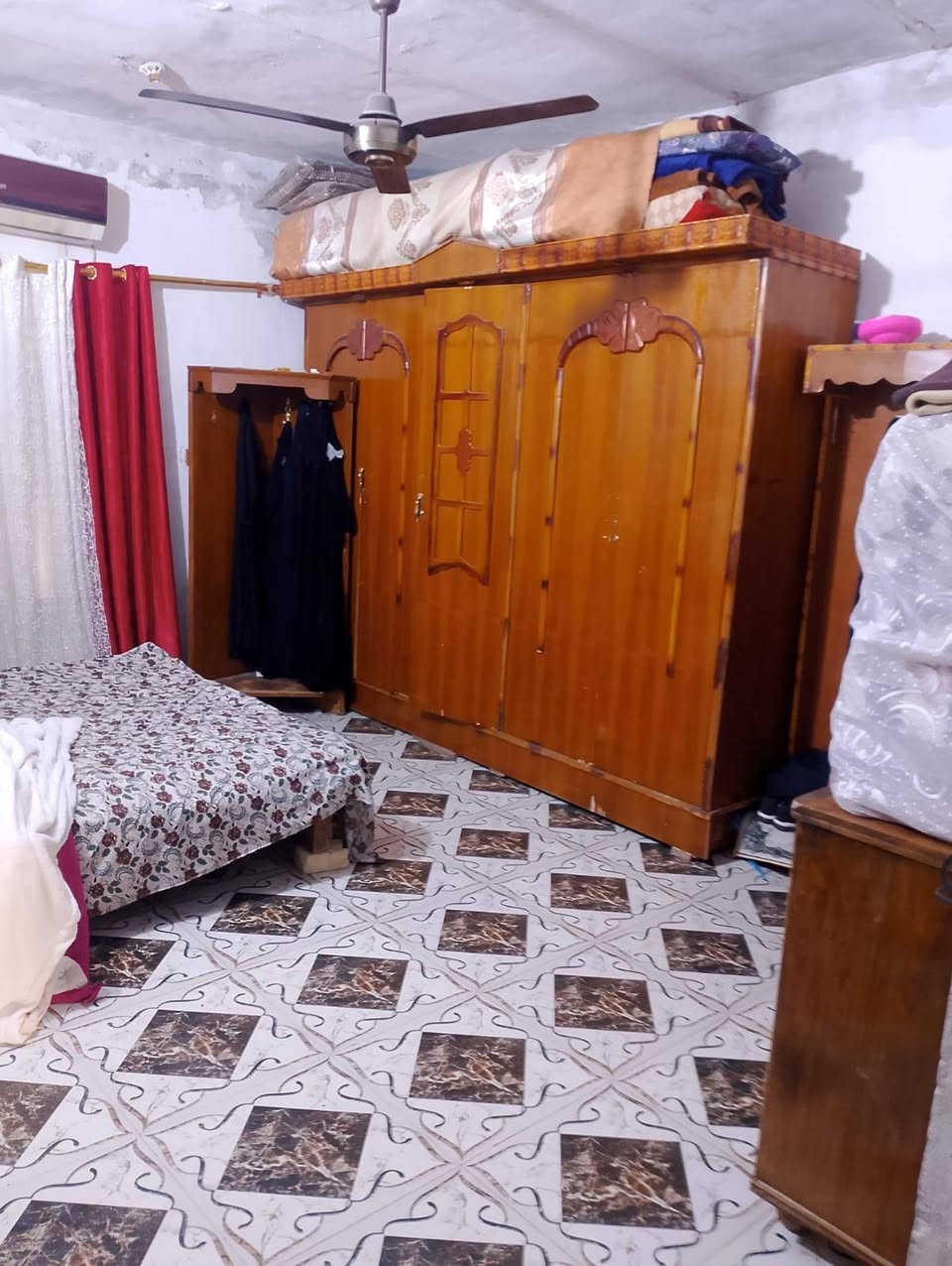 السلام عليكم بيت 200م لبيع بنزله ياسر اخليفه بشارع المختار ابو وسام واصله ماي وكهربأ ومجاري ونت امرقم من البلديه *********** السعر 38وبي مجال
