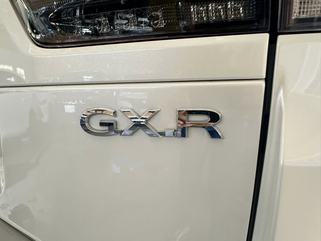 للبيع لاندر كروزر 2024 ساز جديييدة

Toyota Land Cruiser GX.R 2024 [#SAS](https://www.facebook.com/hashtag/sas?__eep__=6&__cft__[0]=AZYfRz-9fAQMZacf-9vh-9CodM4PD_nYeNXcr-BYT5SZZkgvDf0ee1X_SJWb5nGbU1f9bcZHGkqBV6fpZTH2qZutUIOFDOnPClhSmokg-cBoZoLXnvLWaV_b3dlL0xo5uM34brl-qoYtrckGuCGYvMHOZTbtIzmkbmrNZ8F87sSL8n7zpSbnTBku9gsAzLHzq8g&__tn__=*NK-R)  

تويوتا لاند كروزر موديل GX.R 2024 [#وكالة_ساز](https://www.facebook.com/hashtag/%D9%88%D9%83%D8%A7%D9%84%D8%A9_%D8%B3%D8%A7%D8%B2?__eep__=6&__cft__[0]=AZYfRz-9fAQMZacf-9vh-9CodM4PD_nYeNXcr-BYT5SZZkgvDf0ee1X_SJWb5nGbU1f9bcZHGkqBV6fpZTH2qZutUIOFDOnPClhSmokg-cBoZoLXnvLWaV_b3dlL0xo5uM34brl-qoYtrckGuCGYvMHOZTbtIzmkbmrNZ8F87sSL8n7zpSbnTBku9gsAzLHzq8g&__tn__=*NK-R)

 المدينة - بغداد – البياع 

•     المسافة المقطوعة    -   9  الف كلم 

------------------------------------------------------------ 

 السعر:        لمعرفة السعر   اتصل على الارقام

***********

***********

وسوف يتم الرد على الخاص برسالة بالسعر ورقم البائع 

 المواصفات :

 الموديل: 2024

 الفئة: GX.R 

 محرك 6 سلندر سعة 4000 cc – عزم ممتاز

 ناقل حركة أوتوماتيكي

 نظام دفع رباعي (4x4)

 ماشية فقط 9 الف كم

 جنوط قياس 20 إنج

 الحالة: السيارة جديدة بدون اي حادث

 الشاصي والإيرباغات سليمة 100%

 استخدام ناعم

 داخلية السيارة نظيفة جداً

 السيارة خالية من أي مشاكل ميكانيكية أو كهربائية

 المواصفات الإضافية:

 فتحة سقف

بصمة 

نظام دفع رباعي 4x4

ثلاجة 

مانع انزلاق 

ABS

 مقاعد جلد

 مقاعد امامية كهربائية

 ثلاث قطع تبريد مع التحكم بدرجة الحرارة

 شاشة لمس وسطية

تحكم ستيرن

 نظام ملاحة

 كاميرا خلفية

 بصمة ودخول ذكي

 بلوتوث / USB / AUX تحكم صوتي

 نظام قيادة متعدد الوضعيات

حساسات خلفي وامامي 

 إنارة LED – داخلية وخارجية
