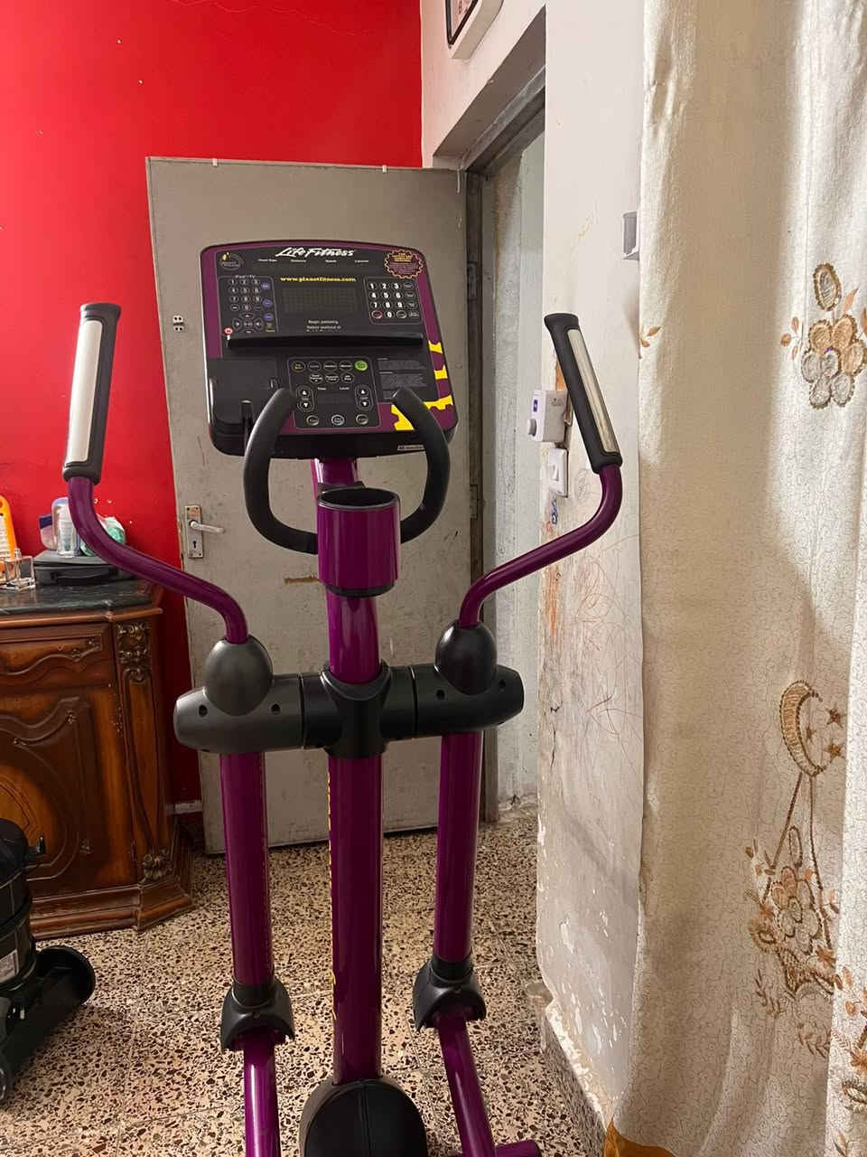 السلام عليكم كروس لايف فتنس مالبيت نضيف 
جهاز كروس الاندية الرياضية 
سعر البيع500$ مكانه بعداد 
***********
