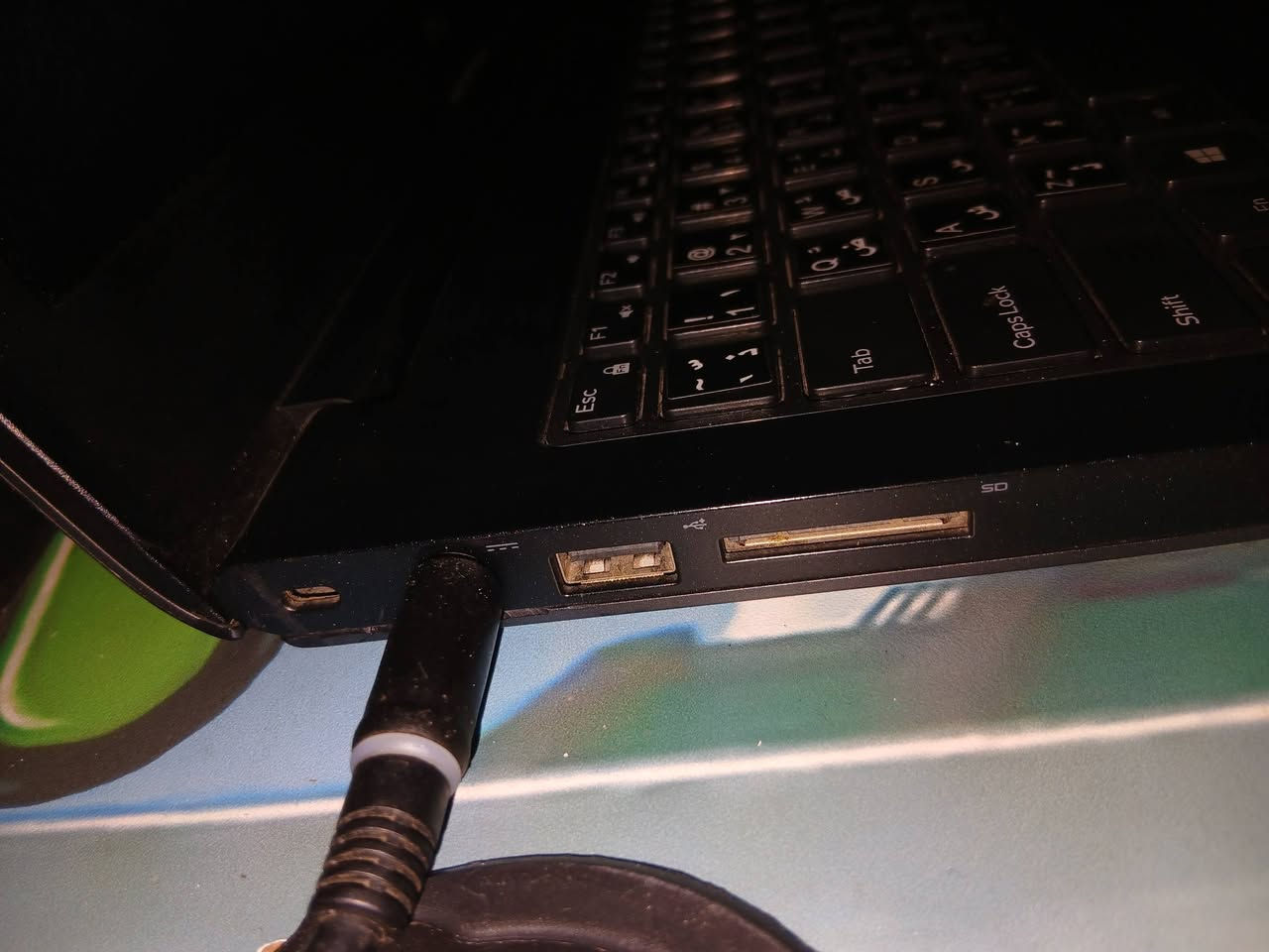 لابتوب بحالة نظيفة وبطاريتة جديدة وممتازة وشاحنته الاصلية وياه مواصفاته:
core i5 جيل5
ram8gb
hard 500gb
المنافذ:
منفذ hdmi
منفذ سماعات 3.5mm
منفذ ايثرنت
منفذ vga للشاشات واجهزة لعرض
3 منافذ usb 
منفذ sd card 
سعرها 250 الف وبيها مجال
متوفر توصيل 
رقم الهاتف للتواصل واتس او اتصال : ***********
