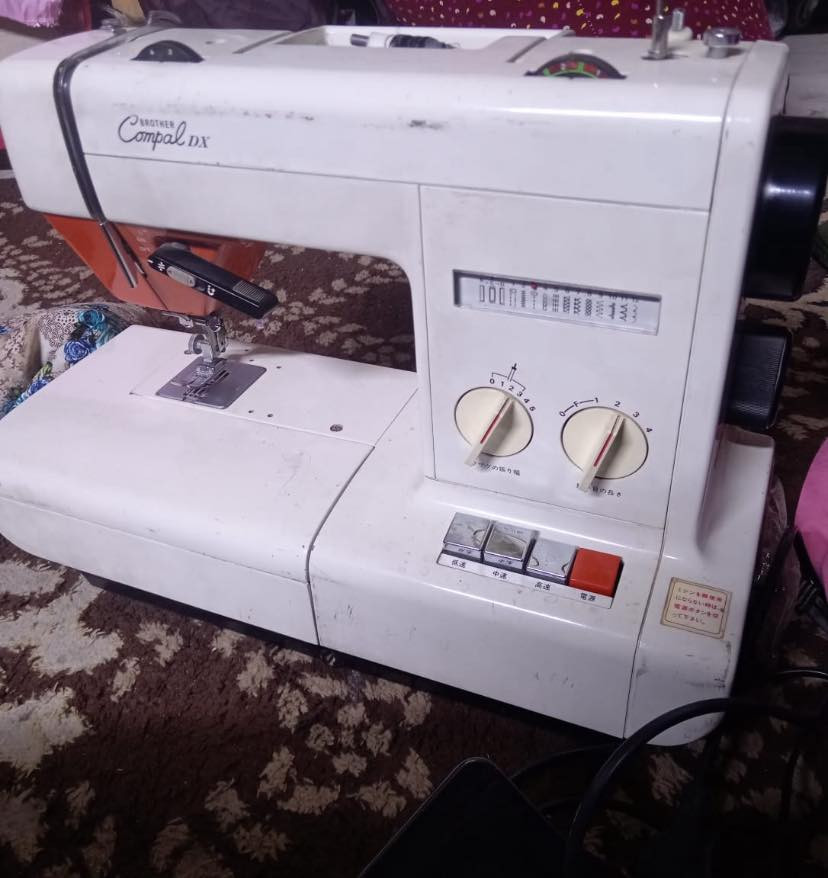 السلام عليكم عندي هاي المكينه نوعها(برذر) وياها المستلزمات الي موجوده ويا المكينه ونظيفه بمعنى الكلمه عنواني الحسينيه مدخل الحمل قرب ماركت تفاحه ***********
