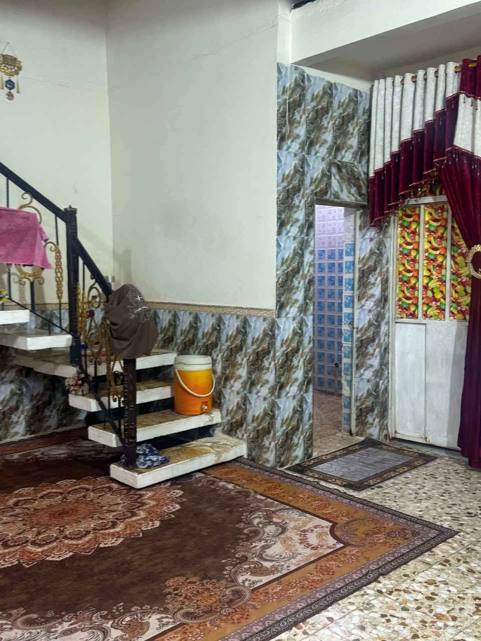 بيت للبيع المساحه 125 يحتوي علئ ديوانيه+مطبخ+صاله+غرفتين نوم طابق أرضي علوي العنوان  المشرح حي الجوادين اللاستفسار ***********
