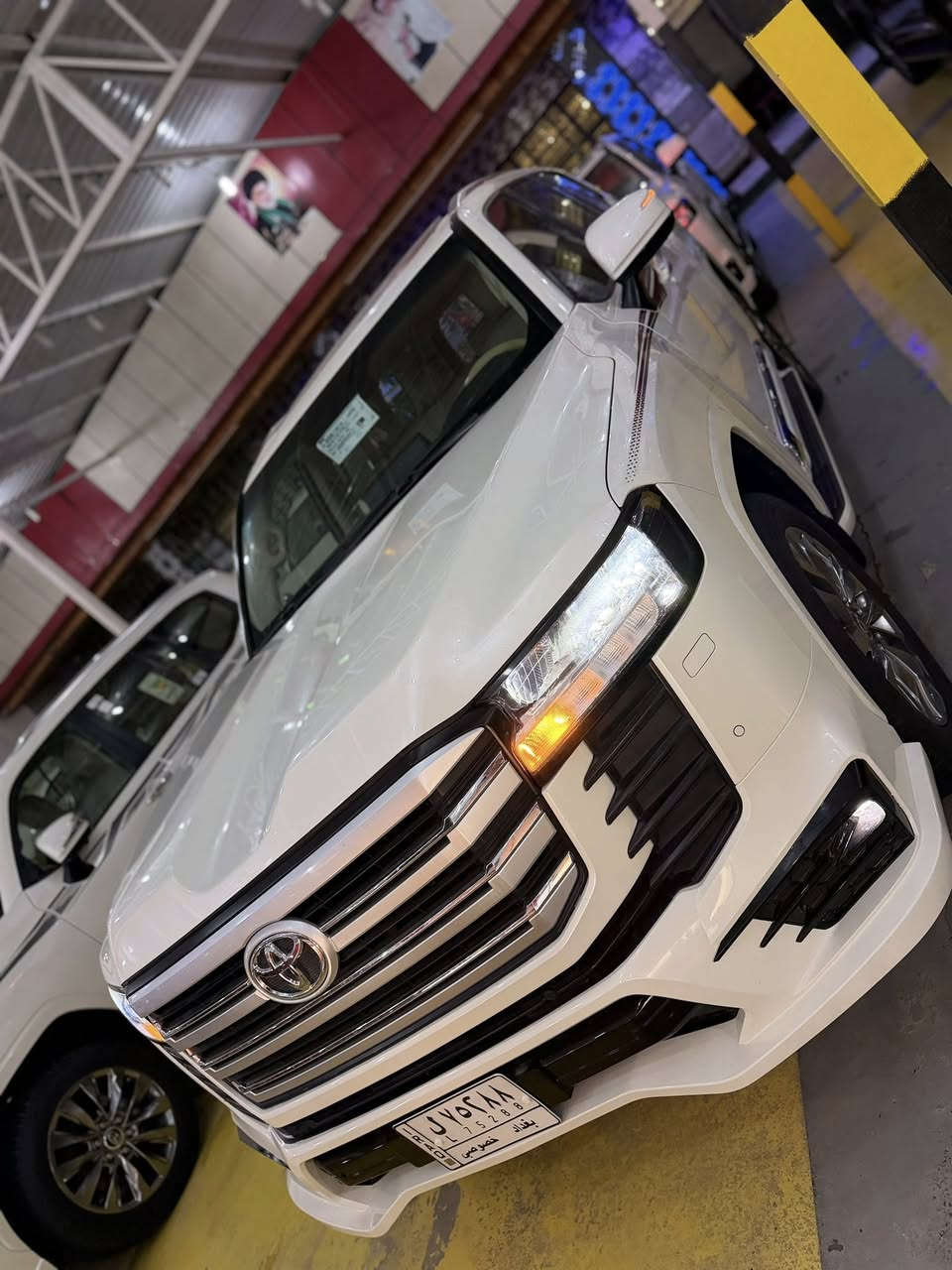 يعلن معرض بيت شريجي👑 عن وصول تويوتا لاندكروز 2022 limitedساز اصل ضمان وباركود لسياره مرقم بغداد فول شاشات وتطبيق  مكفوله  نستقبل بيع او مراوس العنوان كوت حي لحكيم  سعرها 66 الف وبيها مجال 
#تويوتا_لاندكروز 2022✈️limited سبعينيه
اللون: ابيض
عداد المسافاات km48
المواصفات:  رقم بغداد فول مواصفات ١/١
سلايد(فتحة قمارة)
كراسي جلد اصلي(بيجي)
كراسي اثنين كهرباء
تبريد خلفي شاشة
شحن الهاتف لاسلكياً
ثلاجه
كروس سرعة 
خمس بصمات
فول تحكم استيرن(جهتين امامي+جهتين خلفي)
شاشة عرض الاعطال
صندوك كهرباء(شفط)
فتح صندوك تلقائيا  
دبل كير(عادي+اوتوماتيك)
ناقل حركة ٨ نمر
دبل حساس(امامي+خلفي)
نظام تحكم بمستوى الضوء الداخلي
مانع تزحلق
نظام فتح الابواب لاسلكياً
فور ويل
شاشة امامية كبيرة اصلية
شاشات خلفيه تطبيق 
كامرة خلفية اصلية
تشغيل عن بعد
دوسات كتابة landcruiser
اشارة بالمري
مري كهرباء(شفط)
لايت عدسة زنون(عالي+ناصي)
لد امامي
#ويل_20_الجديد_كليا
#سستم_صوت
مدخل
CARPLAY
‏BLUETOOTH 
‏AUX
‏I POD
‏USB
‏CD

للاستفسار الاتصال بِنَا على الأرقام التاليه

  حسنين ‭0771 508 5598‬ واتساب او اتصال
