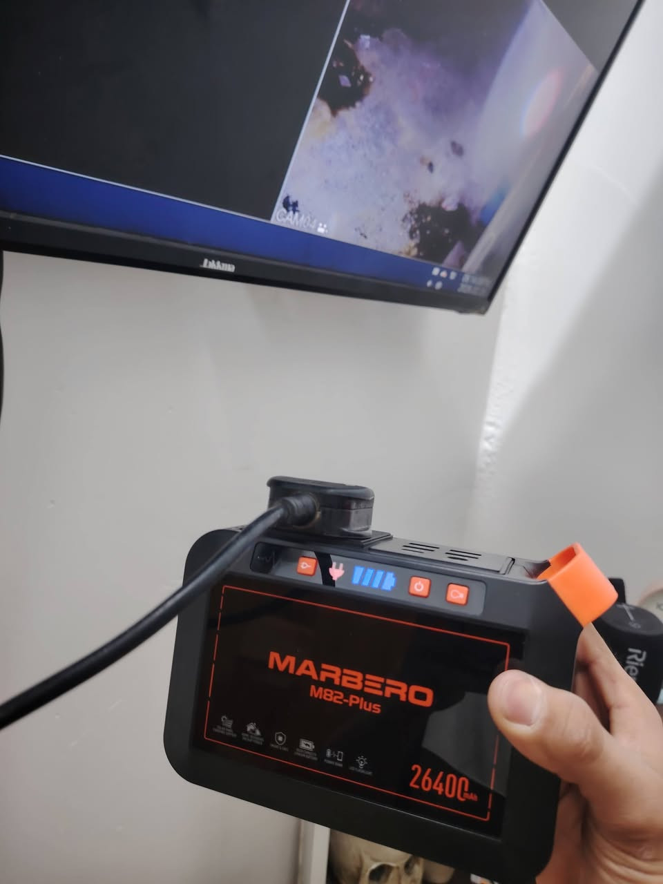 باور ستيشن 120 واط
يستخدم للكشتات والسفاري 
وعند انقطاع الكهرباء يعني للضروروه 
تكدر شغل علي بلازمه ساعه تقريبا 
او تشحن علي مبايلات تربط علي سيار 
ويدعم الشحن سريع 

يفيدك بهواي شغلات 
حجم بطاريات 26.400
المهتم بهيج شغلات يراسلني وبل خدمه


**إذا كنت صاحب هذا الإعلان وتريد حذفه لأي سبب، رجاءا أرسل رسالة إلى الدعم الفني**