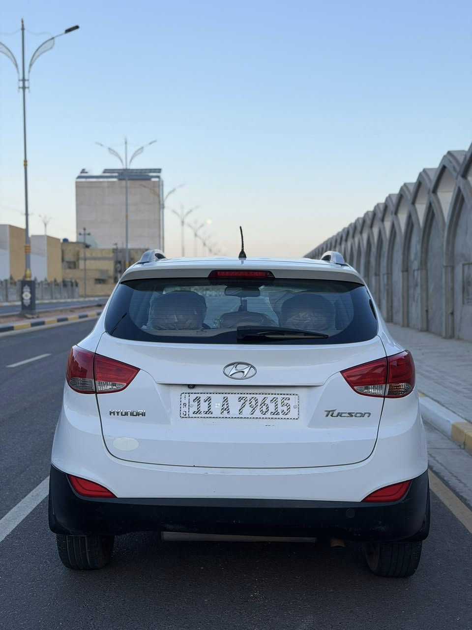 السلام عليكم
توسان 2013 للبيع 
بغداد دولي بأسمي تحويل مباشر 
محرك 2000 دوش 
السيارة نظيفة وحلوة وما تحتاج مصاريف 
السيارة بيهة شفة بنيد صبغ وباب سائق 
السعر 142 وبي مجال 
عنواني كربلاء 
لاستفسار ***********
