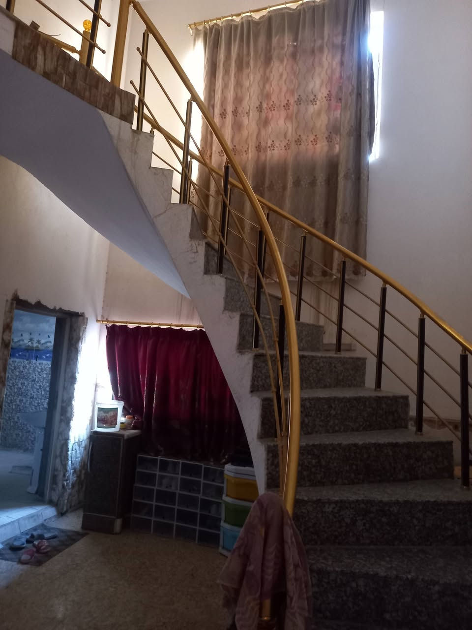 بيت مساحه  210 متر  واقع حال  سنتر واجهت التبليط 15 متر بلسند 200 متر  2 غرفه  ومضيف ومطبخ وهول ومنور خلف البيت متر   مع كافت أغراض البيت مثل مامبين بالفيديو طابو زراعي سند 25 حله سيف سعد ورديه خلف معمل بلوك ابو كيره  يبعد عن الشارع العام 120 متر  السعر 83 مال مستعجل  اتصال ***********
