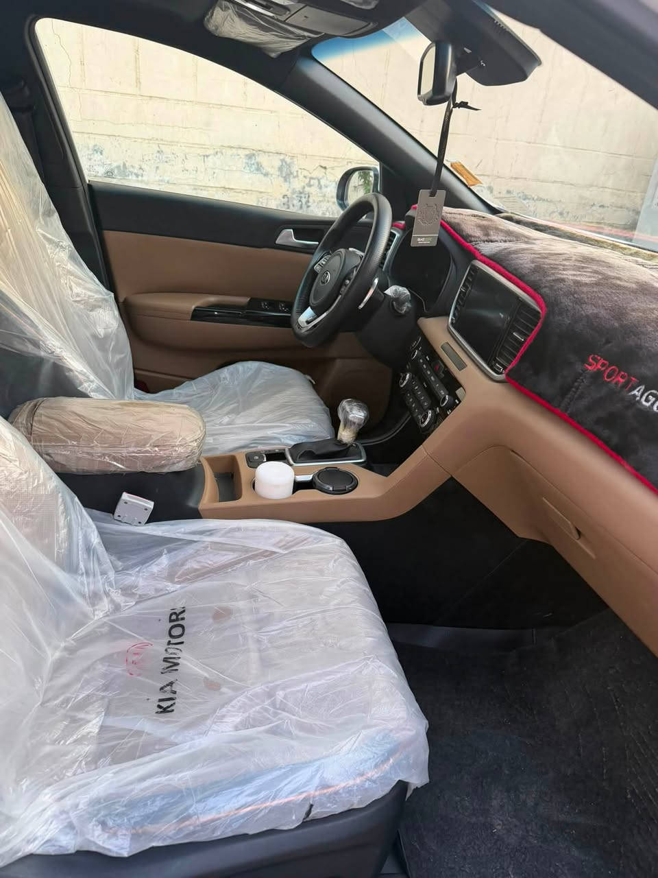 السلام عليكم ورحمة الله وبركاته 
للبيع سبورتج 2021 GT لاين فول مواصفات 
بصمه بانوراما جنطه كهرباء كراسي كهرباء شاشه كبيره وباقي المواصفات معروفه مكفوله عامة ماشيه 43 الف 
المكان بغداد 
للأستفسار: ***********
