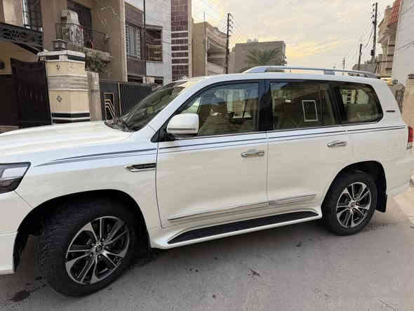 السلام عليكم للبيع لاندكروز 2020 سبشل ادشن ساز باب اول  السيارة كفالة مغلفة ppf من شركة جيو شيلد سنوية جديدة كير ومحرك مكفول 
المواصفات : 
محرك ٦ سلندر 4000
ماشية 68 الف 
 8 ارباك بلادي 
شاشه لكزز 
كشن ٣ حركات 
تشغيل بصمة 
تشغيل عن بعد
‏مرايه شفط 
‏دوسات لزيريه 
‏‏نظام مانع للانزلاق 
شاحن وايرليس 
‏‏النظام المساعد على نزول المنحدرات  
خمسه بصمات ابواب
باب خلفي كهرباء بلادي 
‏‏دخول ذكي
‏‏مثبت سرعة
‏‏فتحة سقف
‏‏فول تحكم ستيرين
‏‏كاميرا خلفية 
‏‏بلوتوث
‏‏مشغل CD
‏‏منفذ AUX & USB
‏‏كشافات ضباب
‏‏زراك لايت 
‏‏حساسات امامي خلفي 
-ثلاث شاشه بلادي اصل 
السعر / 63 وبيها مجال للشراي 
الاستفسار المراسلة على ماسنجر او الاتصال بالرقم  
***********
