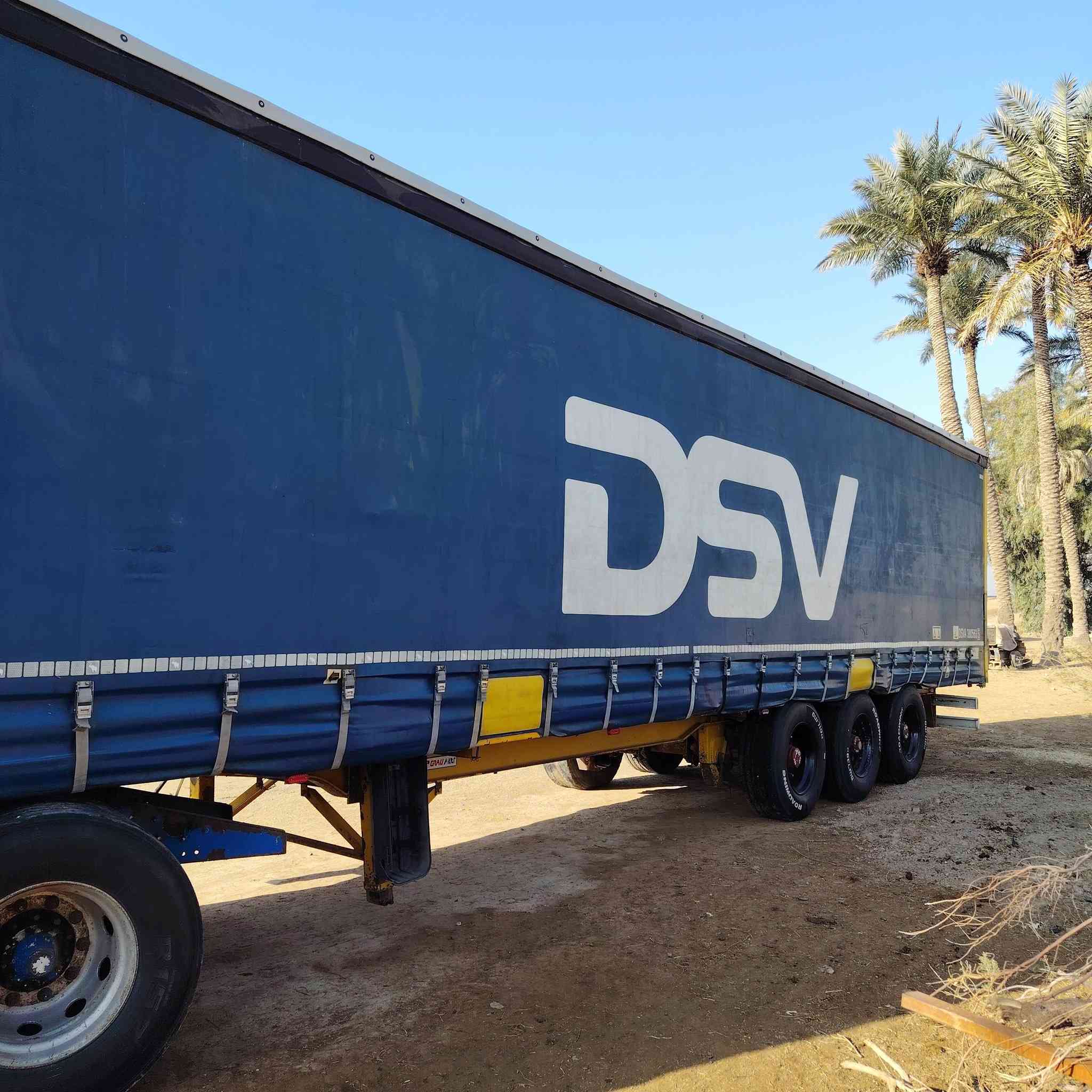 سلام عليكم عربانه جادر مسرح للبيع كامله ما نقصه كلشي تخم تاير 75 وبه مجال قليل ***********
