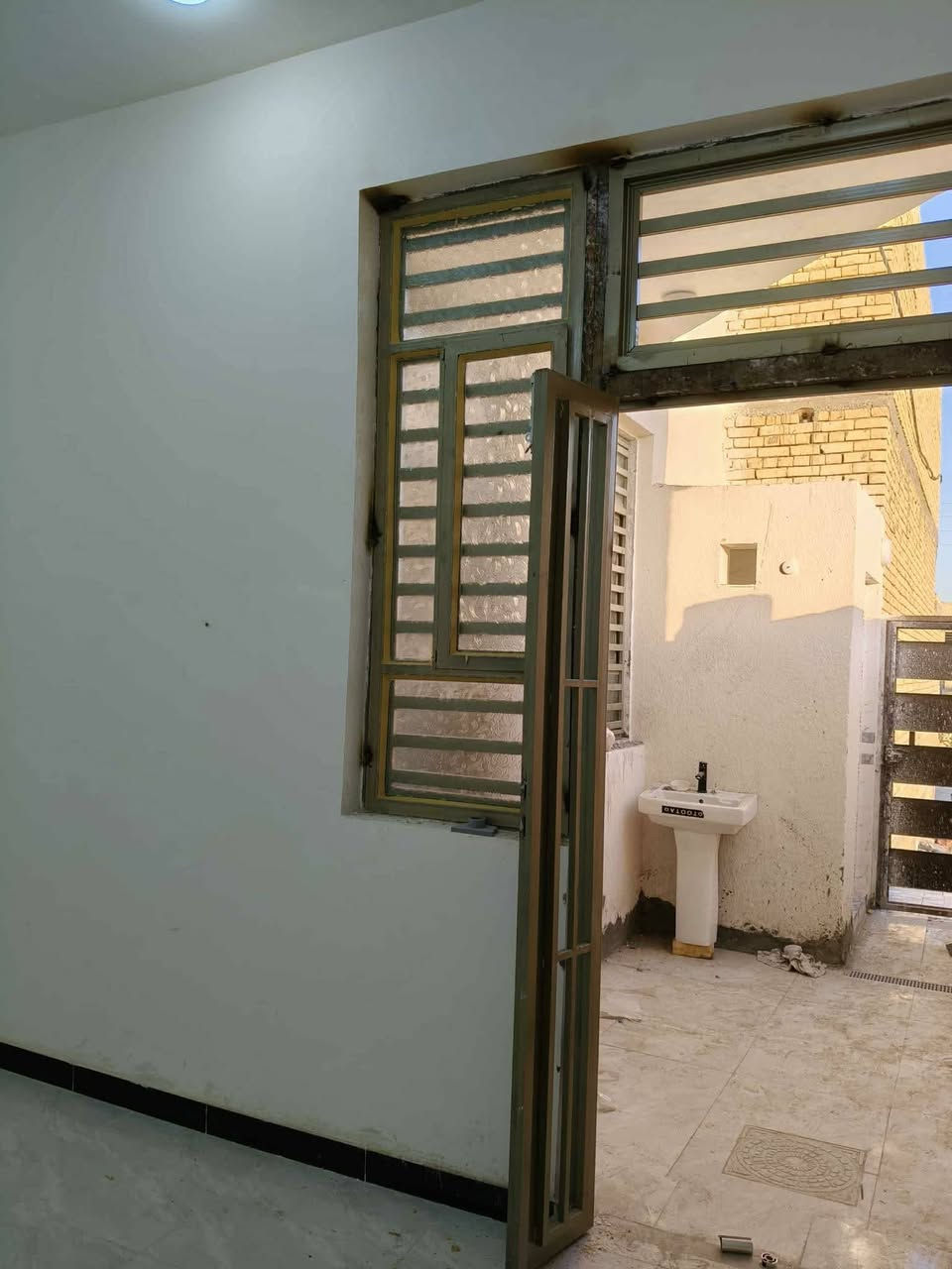 بيت الإيجار مساحه 100متر في حي التضحية كرامه يحتوي على غرفتين وصاله ومطبخ استقبال وصحيات البناء حديث درجه اولى صب كونكريت #سعر_الأيجار_300 الف ***********
