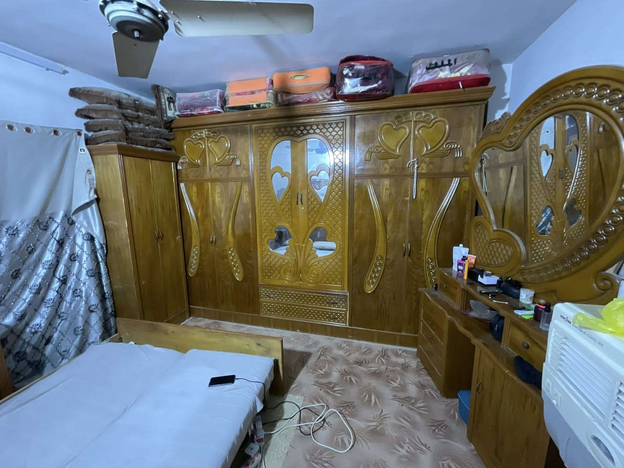 سلام عليكم غرفة نوم كاملة مكملة و جديدة و نجارة عراقية
مكون ٧ قطع 🔥
كلشي مابي و جديد ماصارلي سنة ونص من سويته سعره مناسب و خشب درجة اولى اي شي ما تحتاج بيه كبل افتح و شد بغرفتك  
مكان الغرفة ناصرية حبوبي 
الي صدك يشتري هذا رقمي ***********
