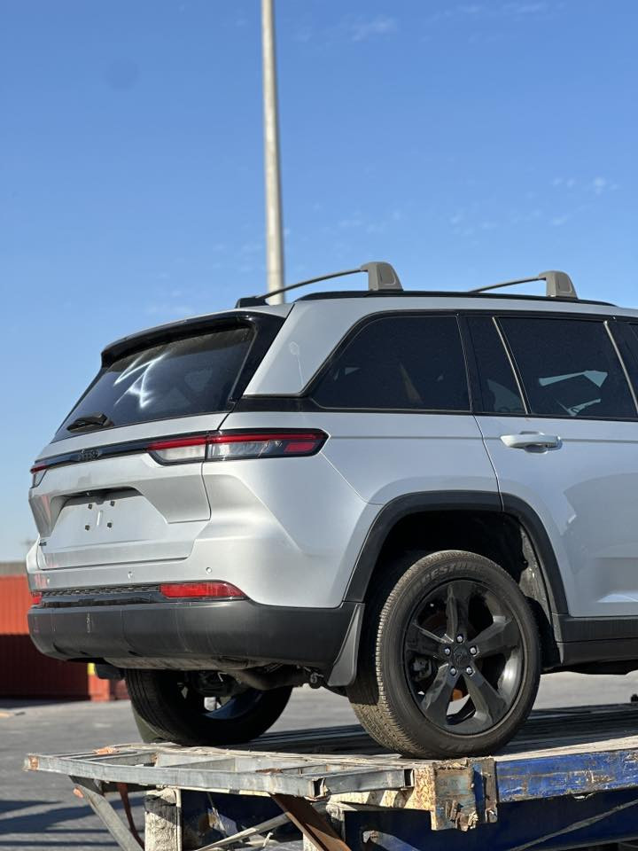 جيب كراند شيروكي التيتيود بلاك توب 2024
ماشيه 18 الف 
السياره حادثه فقط بنيد مبدل بدون دواخل وبدون شواصي ولا لغود
 مواصفات السياره فور ويل  
بانوراما
 شاشه جبيره 
خزن كشنات جلد تدفئه كشنات تدفئه ستيرن كشنات السائق كهرباء
 رادار امامي نقطه عمياء تحديد مسار  اوتو ستوب وبعد 
مواصفات التيتيود الX المعروفه مكان السياره البصرة  
🛑السيارة داخلة كتاب شهداء
للاستفسار ***********
