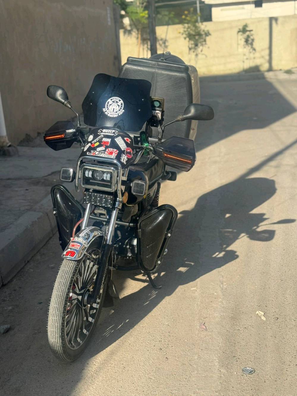 إيراني موديل ٢٦ نازله من  معرض شهر الثامن ضايف عليها هواي شغلات دع منضومه زنون عشر عدسات عالي ناصي اصفر ابيض بصمه وسويج نكره سلف واقيات واضائه داخليه كامله دراجه خير من الله 