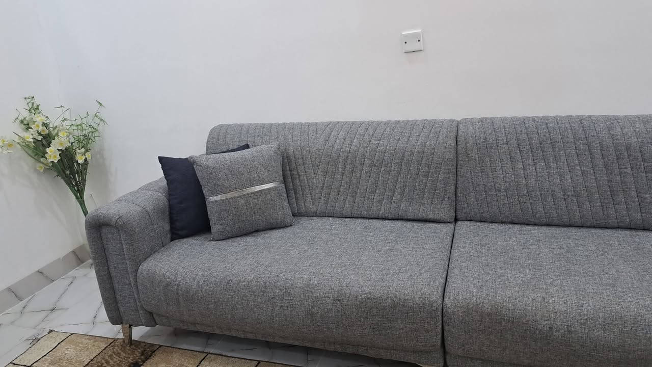 للبيع حرف L
10 نفرات
نظيف كلش ومرتب وقماشه عملي ومريح 
السعر 300 الف وبيه مجال
للتواصل ***********
