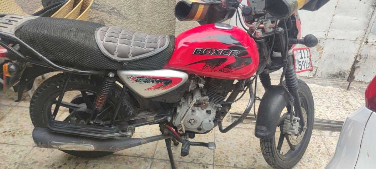 سلام عليكم دراجة بوكسر للبيع مناقصه شي كامله بسمي مكينه لاتنقيص لاتبخير سعر مليونين وبيه مجال***********
