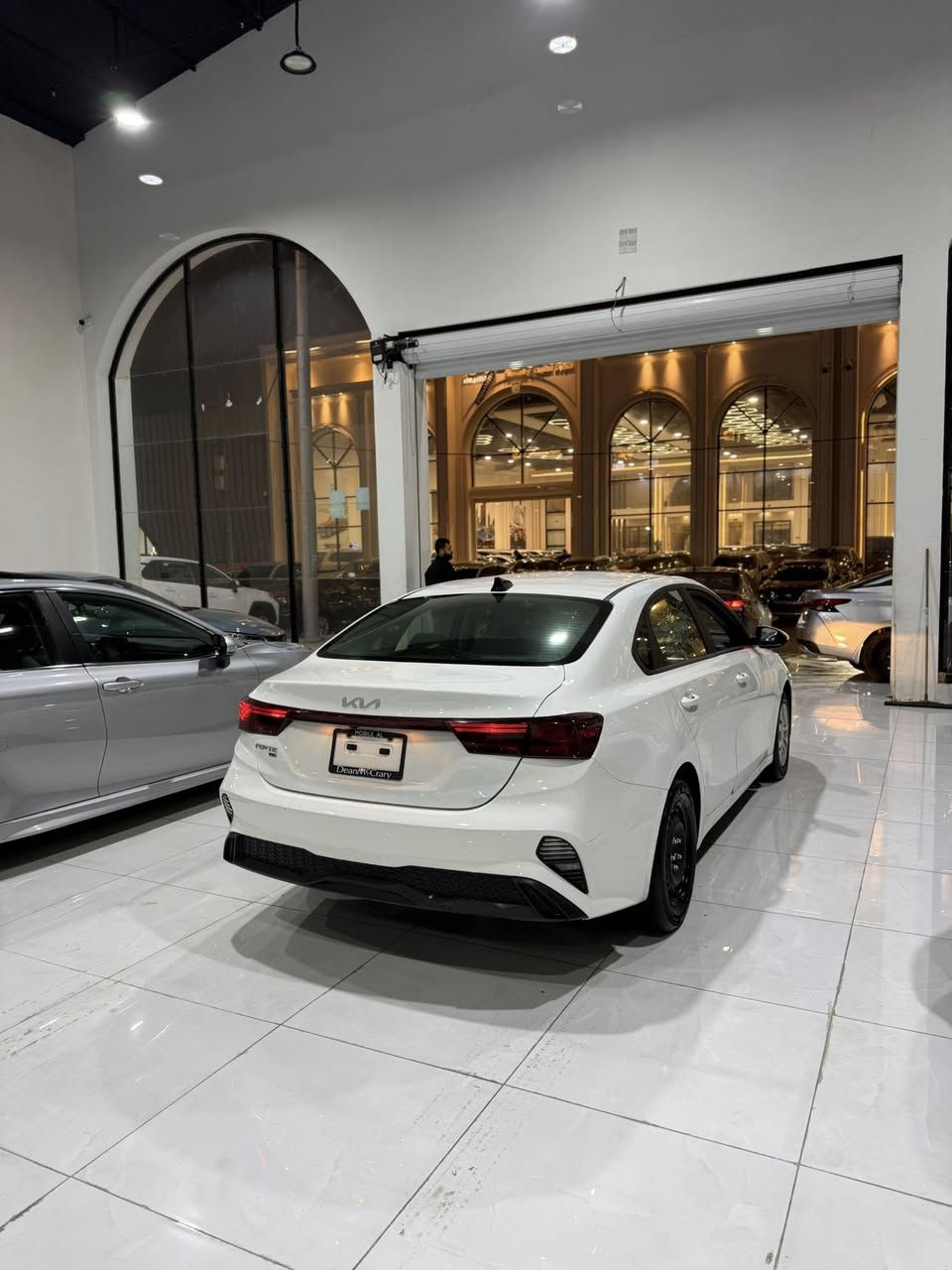 السلام عليكم 
للبيع كيا فورتي ابيض 2024 بدون موصفات 
محرك 20 
ماشي 37 الف ميل 
صبغ جاملغ و نص بولند بدون دواخل و بدون ارباك 
و بيها رصعه صغيره حافه باب سايق 
سياره بدون تعديل بارد 
سياره بدون كلير أمريكي شرط 
سياره بدون رقم ترقيم شمالي فقط 
تكلفة رقم 12 ورقه 
ملاحظة صوار حادث موجوده في المنشور 

السعر 147 ورقه ومجال
اي استفسار عن سيارة خاص 
اخوكم ديار ابو عمر 
*********** واتساب فقط للتواصل 
*********** اتصال فقط 
عنوان أربيل معارض السيارات
