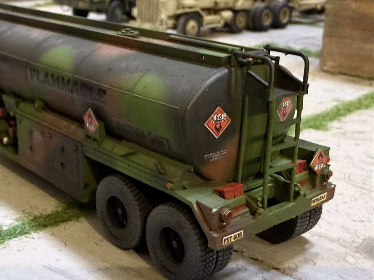 من مجموعتي
شاحنة سحب عسكرية ثقيلة من نوع Oshkosh M1070 HET (ناقلة المعدات الثقيلة)، وهي تسحب صهريج وقود ضخماً، مما يشكل وحدة إمداد استراتيجية الشاحنة (M1070): تُعد واحدة من أكبر الشاحنات في ترسانة الجيش الأمريكي، ومهمتها الأساسية هي نقل دبابات "أبرامز". النموذج هنا يظهر بلون رملي صحراوي، مع تفاصيل دقيقة في مقصورة القيادة وشبكة المقدمة الصهريج الملحق: المقطورة عبارة عن صهريج وقود كبير بتمويه "الناتو" (أخضر وبني)، ويحمل ملصقات تحذيرية مثل "FLAMMABLE" (قابل للاشتعال) وعلامات "Hazard" البرتقالية لنقل المواد الخطرة

حجم 1.72


**إذا كنت صاحب هذا الإعلان وتريد حذفه لأي سبب، رجاءا أرسل رسالة إلى الدعم الفني**