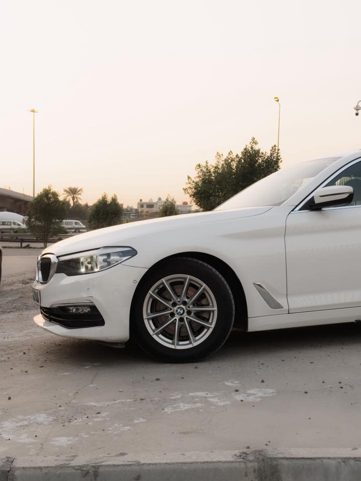 BMW 520i - 2018
خليجية وكالة العروش مكفولة من أي ضرر بيها بارد فقط بسيط جدًا ( ودعاميتها الأمامية بيها تكحيلات مال شخوط ) 

خمسة بردات ، داخل جلد بيجي ، فتحة سقف ، بصمة .. مواصفات الخليجي الفول 
ممشى 105,000 كيلو متر ، صيانة دورية داخل الوكالة 
السيارة نظيفة تفحصها وين ما تريد ، وإذا تحب فحص بالوكالة وتشوف الـ CV مالتها كامل

رقم أربيل وتحويل مباشر - مكان السيارة #بغداد 
رقم التواصل : ***********
