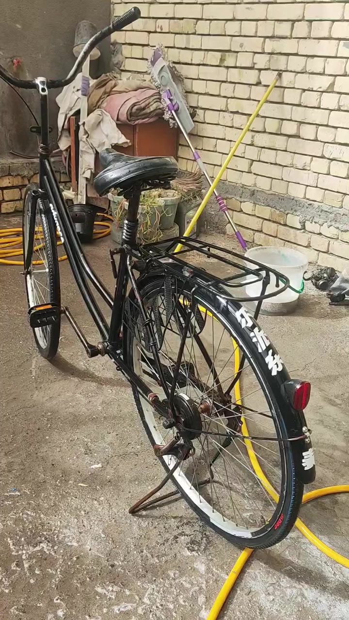 بايسكل متروك نضافة موديل 2016 مداكر بريك صينية كلشي موجود بس براغي مالتهن تجيب و تشد و تغير ورة نازل ب 85 و بي مجال بايسكل نضيف  المعقل البصرة ***********
