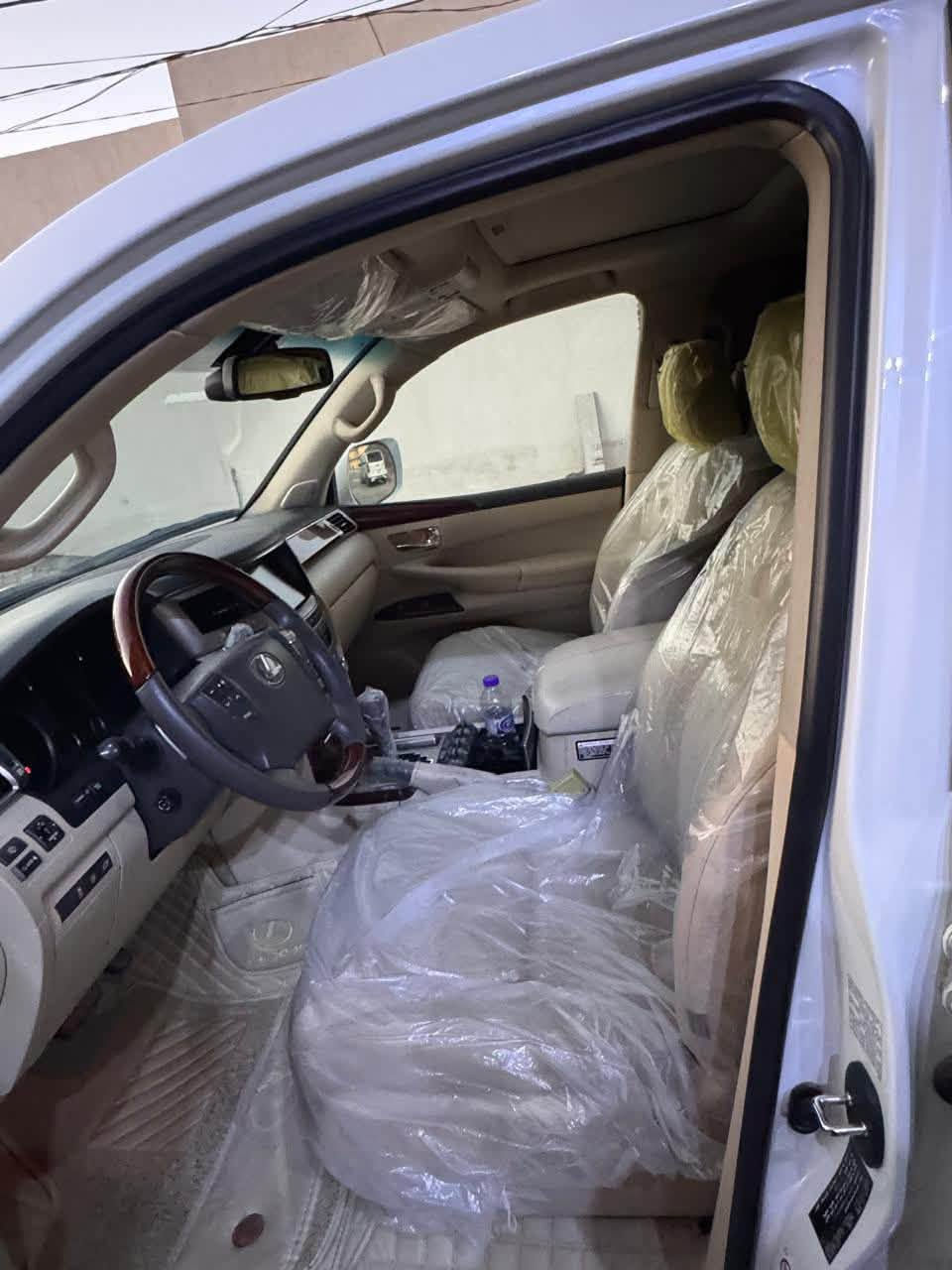 للبيع: لكزس LX 570 SPORT (موديل 2013)
المواصفات العامة:
 الموديل: 2013
 الفئة: Lexus LX 570 (كت SPORT)
 اللون الخارجي: أبيض لؤلؤي
 الداخلية: جلد بيج / أوف وايت أصل مع تخشيب فاخر (المقاعد مغلفة بحالة ممتازة)
  (أرقام نكليزي )
أبرز المواصفات والتجهيزات:
 المحرك والجير: محرك V8 بحالة ممتازة، جير أوتوماتيك، نظام دفع رباعي (4WD)
 التجهيزات الخارجية:
 كت سبورت (SPORT) كامل
 ويل كب رياضي حجم كبير
 فتحة سقف
 إضاءة LED أمامية وخلفية + كشافات
 إنارة جانبية ترحيبية تحت العتبات
 حساسات أمامية وخلفية
 سلة سقفية وتخشيب جانبي
 المقصورة والراحة:
 مقود خشبي متعدد الاستخدامات (تحكم استيرن كامل)
 شاشة عرض رئيسية
 نظام تحكم بالتعليق ووضعية القيادة
 إنارة داخلية مميزة
الحالة والكفالة:
 الكفالة: مكفولة كفالة عامة (محرك، جير، شاصي، وبودي من الحوادث)
 الحالة: السيارة جاهزة للاستخدام ونظيفة جداً وبدون أي مصاريف.
📌 للتواصل والاستفسار:
 رقم الهاتف: ‭***********‬
