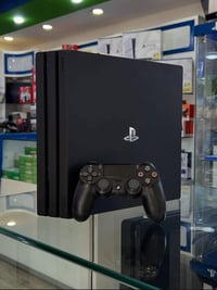 مكفول ب 175 ps4  للبيع نضيف جدا 07712166621