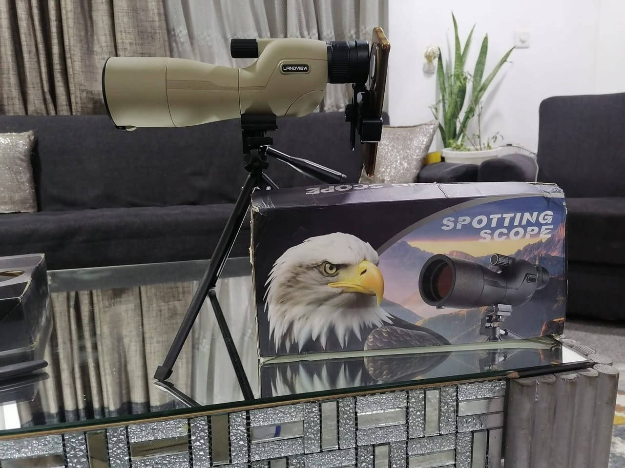 منظار  (Spotting Scope)
طراز 25-75X60
يتميز هذا المنظار بتكبير متغير من 25 إلى 75 ضعفاً وعدسة شيئية بقطر 60 ملم، ويحتوي على زجاج ED (تشتت منخفض للغاية) لتقليل الانحراف اللوني وتقديم صور واضحة وحادة..

الميزات الرئيسية

التكبير: يتراوح التكبير من 25x إلى 75x.

البصريات: يستخدم عدسات مغلفة بالكامل (FMC) ومنشورات BAK4 Porro لتعزيز نقل الضوء والسطوع والتباين.

المتانة: الهيكل مملوء بالنيتروجين ليكون مقاوماً للماء والضباب، ومغطى بدرع مطاطي متين لقبضة آمنة وحماية من الصدمات.

التصميم: يتميز بتصميم عين مستقيمة لسهولة وسرعة تحديد الأهداف، ودرع قابل للتمدد للعين لمزيد من الحماية.

الملحقات: يأتي مع حامل ثلاثي القوائم (ترايبود) ومحول هاتف ذكي وحقيبة حمل وقماش تنظيف.

السعر ٤٠ ألف
