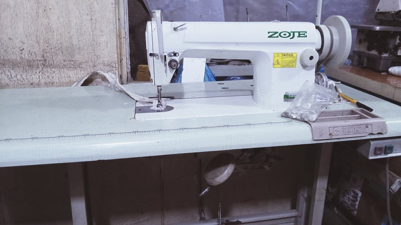 مكينة زوجي  حوزة خشنة  ابرة 23 شغالة تمام للأقمشة السميكة السعر 250بغداد ***********
