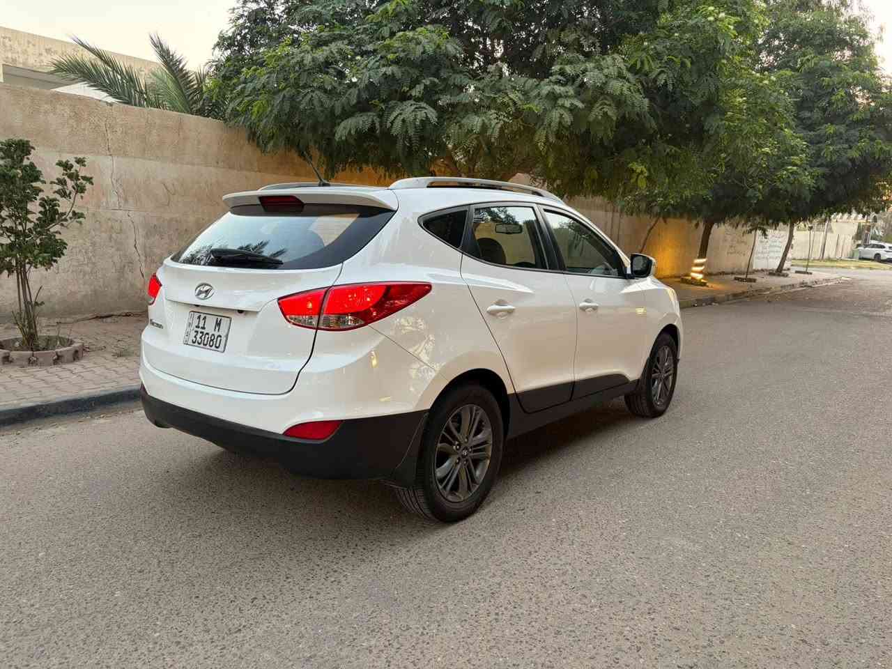 توكسان 2015 خليجي بيضة 
سيارة جاهزة وما بيهة نقص
مواصفات فول بنوراما 
تبريد قطعتين 
كير مكينة وتبريد مكفولات
تخم تاير و صدر جديد
بيهة بنيد مبدل اصلي نفس اللون وبيهة بارد كلش بسيط 
يعني سيارة بدون قطرة صبغ حتى الدعاميات مكفولة
ماشية 158 الف كيلو متر 
السعر 135 ورقة 
مكاني بغداد العامرية 
رقمي  ***********
