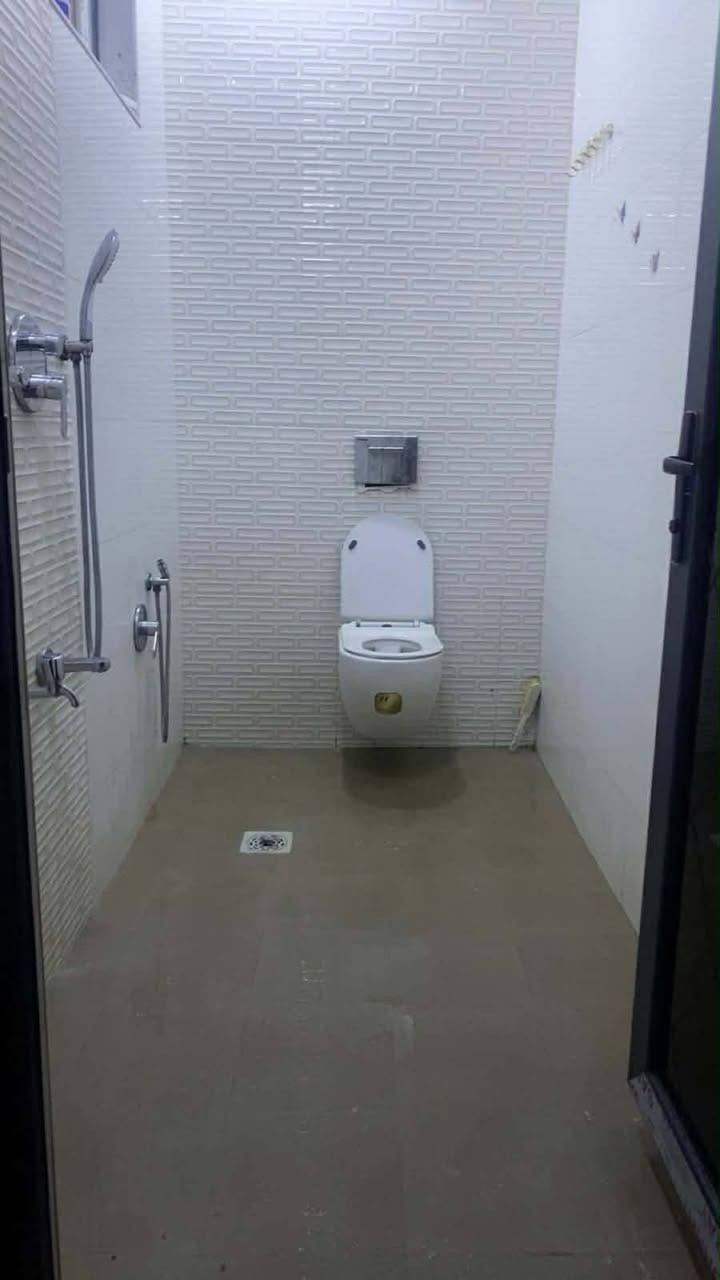 السلام عليكم دارللبيع المساحه ١٠٠م مربع سند٢٥مشمول بلتطويب تتوفرخدمات مجاري مربوطه بنأديث العنوان حي الجامعه شارع اسوات كلش قريب التبليط ثاني بيت عن التبليط للاستفسار***********
