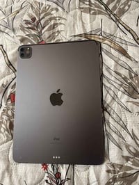 آيباد 11 برو • ١٢٨ • كارتون وملحقات