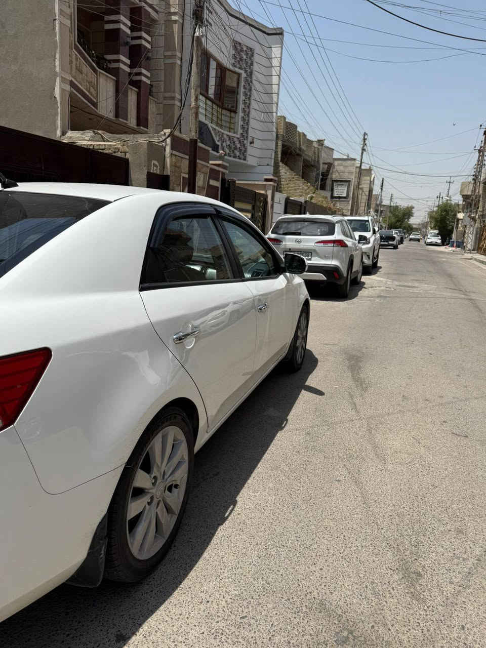 السلام عليكم 
كيا سيراتو 2013 خليجي 
رقم بغداد باسمي هزة وسنوية جديدة 
1/ بصمه بيبان + تشغيل
2/شفتات ستيرن + تحكم ستيرن 
3/حساسات خلفيه +اشاير مري
كير مكينة بلادي علة وضعها الشركة 
السيارة بيهة قطعتين تبديل بلادي مال شركة جاملغ وبنيد وبيها مكانات بارد بصيطة 
السعر 103 وبيها مجال 
مكان السيارة بغداد *********** بغداد, العراق
