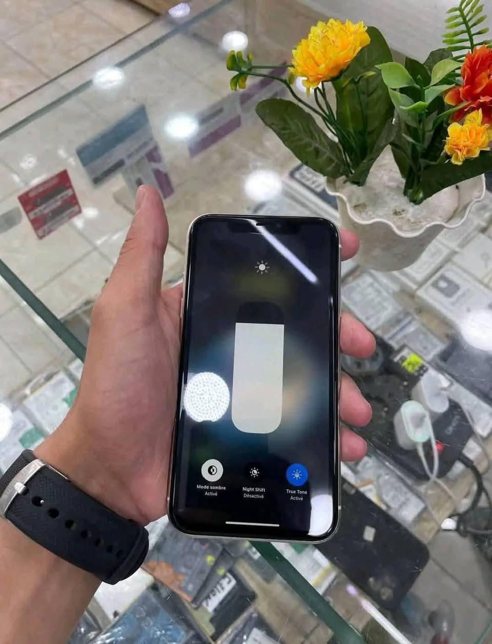 ايفون 11عادي امريكي ذاكره 128 بطاريه 77 خط واحد مكفول السعر مناسب جدا 210 فقط الاستفسار خاص او الاتصال ***********بي وات ساب
