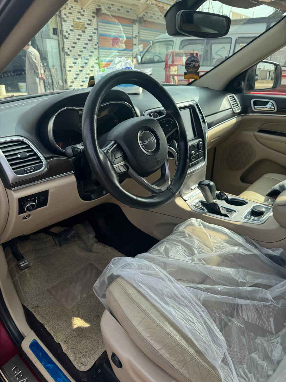 السلام عليكم جيب شيروكي 2018 خليجي كفالة عامة فول مواصفات  واحد على واحد
رقم بغداد 
دبل تنتة 
4❌4
تحكم ستيرن 
تدفئة كشنات 
سيارة بعدهة جديدة على وضع الشركة 
السعر 265 وبيها مجال للشراي 
***********
