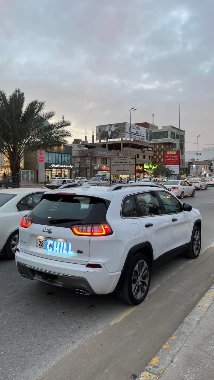 السلام عليكم للبيع جيب شيروكي بزون موديل 2019 فئة اوفر لاند اعلى فئة فول الفول مواصفات خاصة بانوراما رادارات 360 حساسات وره كدام اوتو بارك كشنات تدفئة تبريد بصمة مانع تصادم كشنات خزن ذاكرة جنطة كهرباء لايتات وره كدام لد اصلي وبعد هواي مواصفات بيهة محرك 6سلندر ماشية 140مكينة وكير وحدادية جدد وبلاديات رقم نجف دولي بسمي سنويه وهزه ورقم جدد توني جددتهن السعر 140وبيهة مجال بسيط للاستفسار ***********
