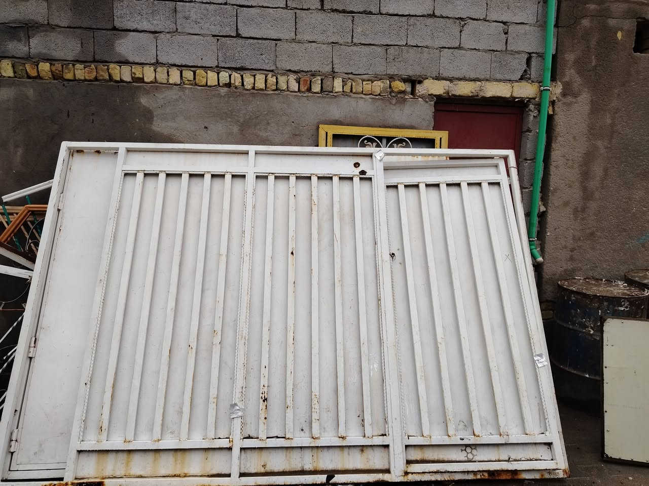 سلام عليكم باب خارجي حديد تفصال 
قياسه طول مترين وعرض تلث متار مكان البصره منطقه صبخه العرب رقم ***********
