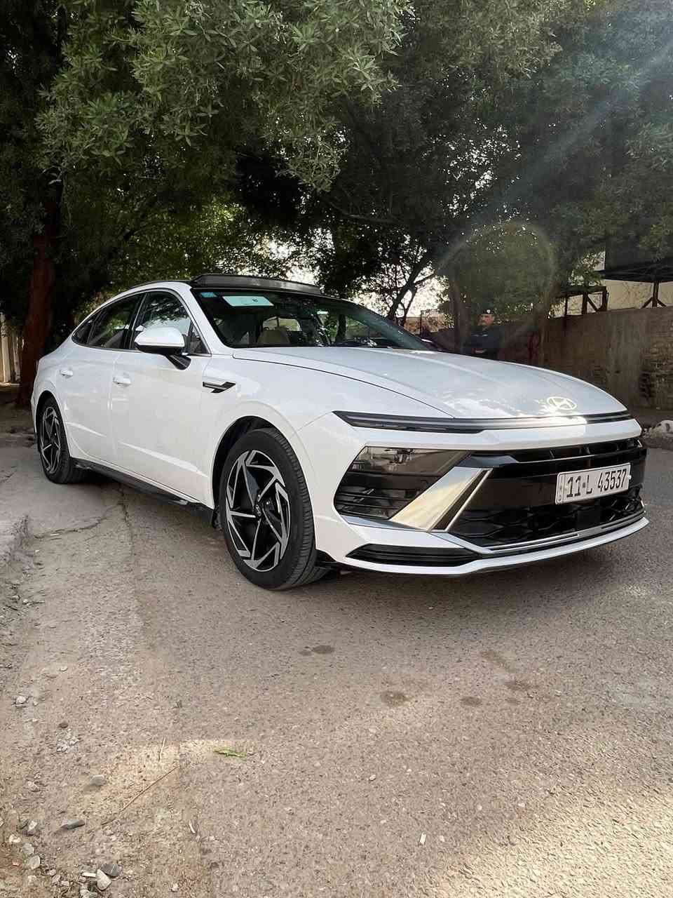 السلام عليكم
للبيع هونداي سوناتا 2024 مكفولة خليجي وكالة الاولى موتورز
فول مواصفات رقم بغداد بااسمي ماشية 25900 الف كيلو متر

المواصفات 

بصمة وتشغيل عن بعد 
سقف بانوراما
شاشة كبيرة ديجتال متصلة 
حجم المحرك 2500 
كير كهربائي 8 سرعات بالاستيرن
كشنات جلد 
كشنات كهرباء 
شحن وايرليس 
كامرا خلفية 360 
حساسات امامية وخلفية 
تبريد قطعتين 
لايت ليد عالي وناصي 
بك لايت مسطرة ليد
ويل حجم 19 
ليد بالدشبول الابواب
وباقي مواصفات الخليجي المعروفة
السيارة بيها مكانين بارد صغير  فقط موجود بالصور 
والباقي مكفول

السعر 228  ورقة وبيها مجال 
للاتصال *********** مكاني بغداد
