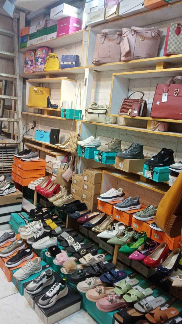 كلشي في الصور متوفر في محل Miss pink Shoes دائما هناك عروض وتجديد بالبضاعة تتوفر كل أنواع الحقائب النسائية والسفري والمدرسي والحقائب العملية الدليفري وحقائب الحج والعمرة وتتوفر قياسات خاصة للأحذية النسائية واحذية طبية أيضا تتوفر عنوان المحل بغداد حي الخضراء شارع المركز مجاور توت ماركت عمارة صيدلية زينة الخضراء *********** للحجز والاستفسار التواصل على الرقم التالي توصيل لكل مناطق بغداد والمحافظات
