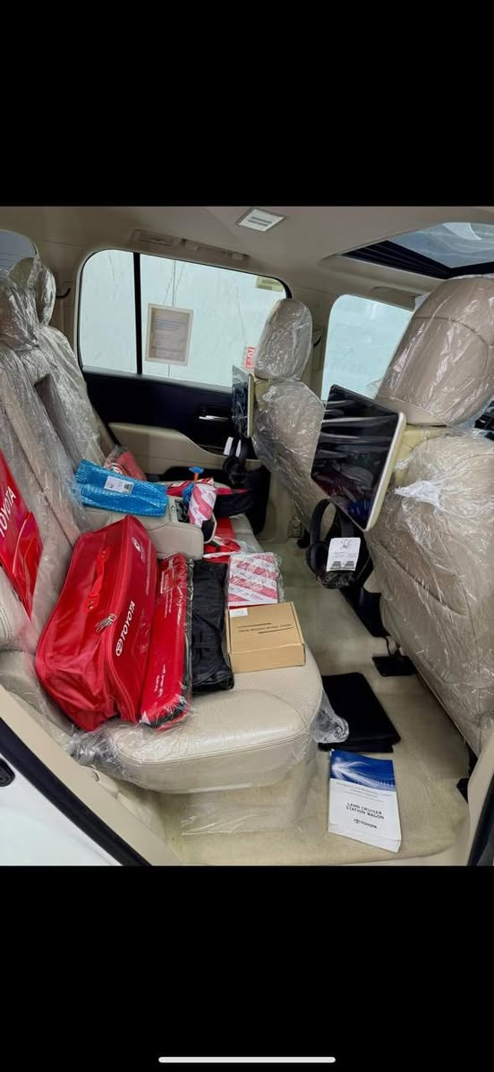 السلام عليكم تيوتا الاندكروز GXR 2022 twin  turbo
ماشيه 32 km

المواصفات:

• محرك 3.5 توربو

• فتحة سقف (سلايد)

• 3 شاشات

• شاشات ترفيه خلفية

• مقاعد جلد

• مقاعد كهربائية

• مقاعد امامية تبريد

• تبريد وتدفئة امامي خلفي

• بصمة الابواب

• صندوق كهربائي

• مصابيح LED وزينون

• 7 راكب

• شحن وايرليس

• حساس امامي خلفي

• حجم العجلات 20 inch

• مكفول كفالة عام كلشي مابيها بل باكيت حتى من جمه الابره 

تفاصيل إضافية:

• مكفولة كفالة عامة من الدعامية إلى الدعامية.

• بدون صبغ، بدون بارد، بدون رصعات، بدون حتى شخط.

• دعاميات هم بدون صبغ، رمل مابي، لحية بدون صبغ.. بقية كلها بشرط.

• محرك كير بشرط مامفتوح.

• سيارة حيل نظيفة كلشي عل بلاد لوك.

• سنوية وهزه جديده 

• باسمي السنوية بشرط تحويل وغرامة.

• سيارة مابيها دينار مصرف كامل من كل نواحي.

• رقم شمالي.   

📍مكان لسياره بغداد حي العدل

السعر  665 $ وبيها مجال قليل 

رقم صاحب السيارة:

***********
