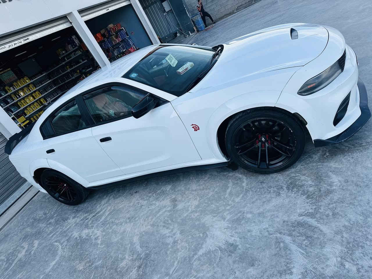 السلام عليكم 
دوج جارجر SXT 2019
مكينة 3600
رقم بغداد دولي  ثاني يوم تحويل 
ماشية 100 حقيقي 
موصفات 
كامرة دواره 
حساسات امامي 
محدثة كت كامل وايت بدي 
حادثها جاملغ عكس السايق معمر نفسه 
بدون دواخل 
عليها كزوز رياضي صوته رعب 
مكان السياره بابل الإسكندرية 
السعر 235 وبيها مجال بصيط 
رقم ***********
