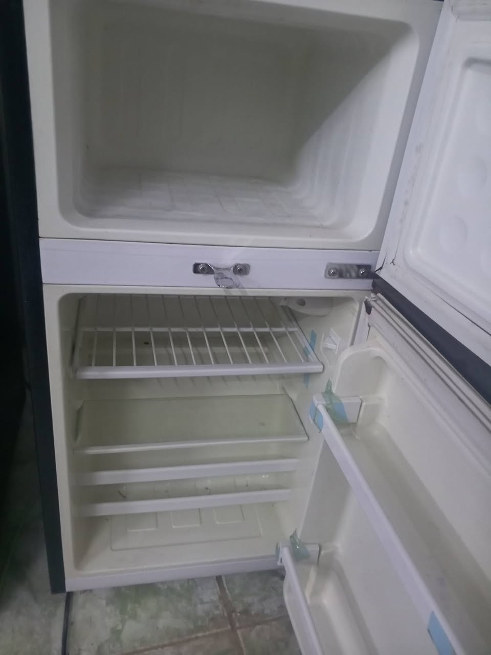 متاح ثلاجه ٦قدم الس ع ر ٩٠ قفل
الطارميه شارع التدبير مجاور مصور اللؤلؤه ***********
***********
