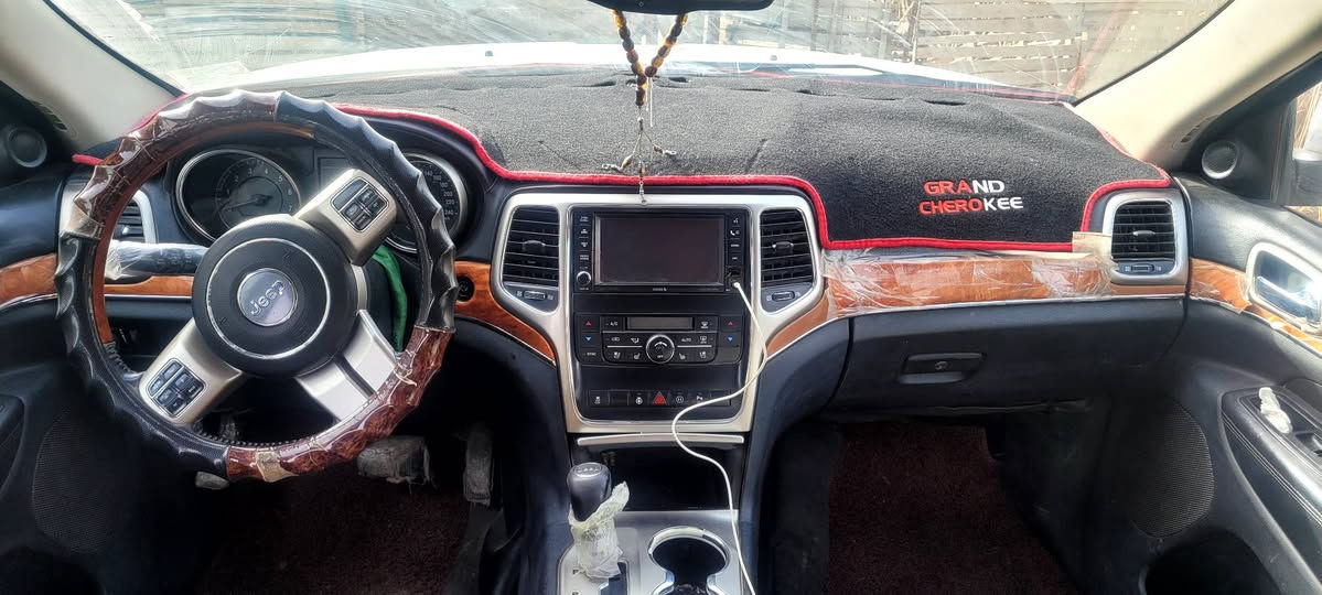 السلام عليكم جيب ١١ فول
السلام عليكم 
سيارة جيب موديل ١١ فول مواصفات
رقم بغداد 
كامل المواصفات 
فتحة بنيراما
حساسات 
شاشة كبيرة 
بيهة ٥مودات سرعة 
لايت زنون اصلي 
تدفئة وتبريد بالكشنات 
السيارة جديدية بمعنة الكلمة 
مكاني بابل جبلة 
السعر ١٥٠ وبيهة مجال 
رقم ***********
